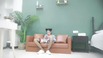 极品00后萌妹子，乖巧听话，沙发啪啪，尽享青春胴体的美好
