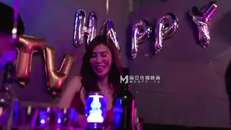 MD-0090秦可欣.雪千夏.女优狂欢跨年派对.淫欲激情色整夜.