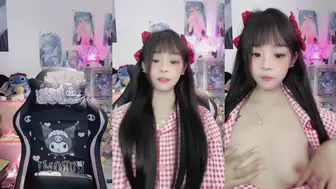 06小妞直播自慰，手指狂抠到高潮喷水