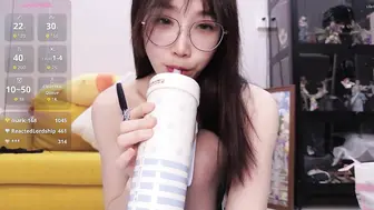 眼镜女学生M腿自慰翻白眼高潮喷水